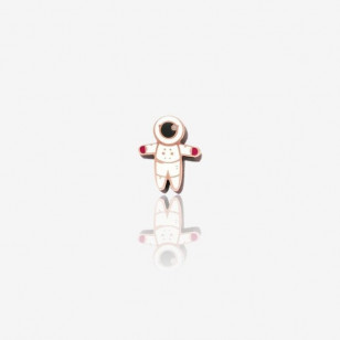 metalowa przypinka w kształcie astronauty
