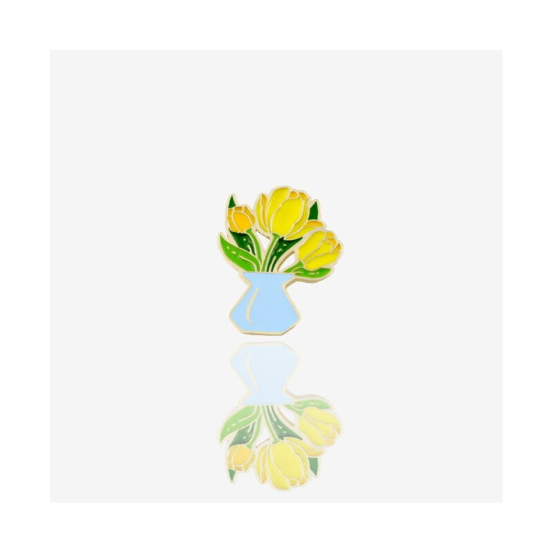 metalowa przypinka w kształcie żółtych tulipanów w wazonie