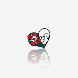 rockowy pin w kształcie serca z kwiatem i czaszką
