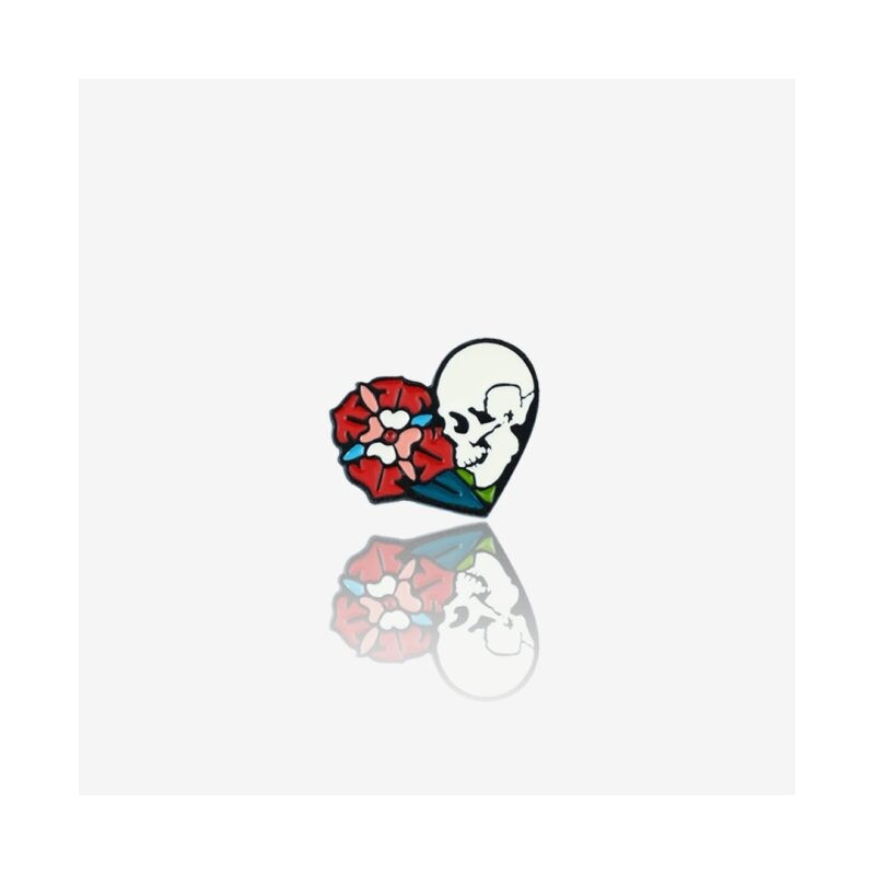 rockowy pin w kształcie serca z kwiatem i czaszką