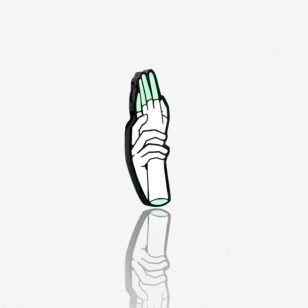 przypinka w kształcie białych dłoni z zielonymi palcami