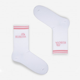 białe sportowe skarpetki Kubota z różowymi paskami i logo