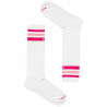 białe sportowe skarpetki z różowymi paskami