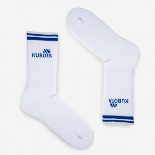 białe sportowe skarpetki Kubota z niebieskimi paskami i logo marki na cholewie