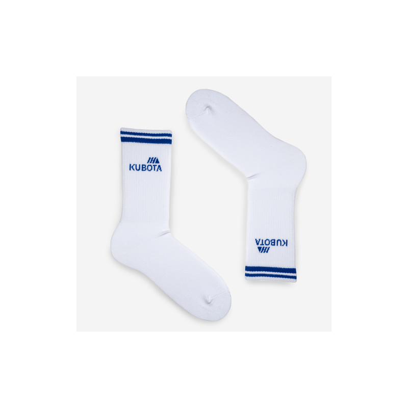białe sportowe skarpetki Kubota z niebieskimi paskami i logo marki na cholewie