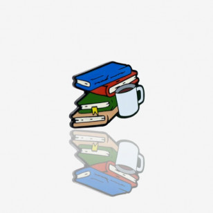 przypinka w kształcie stosu książek i kubka kawy