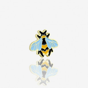 przypinka w kształcie trzmiela w żółto-czarne paski z błękitnymi skrzydełkami