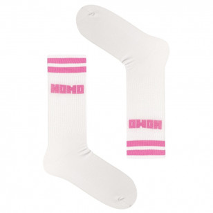 białe sportowe skarpetki z różowym napisem HOMO i dwoma paskami na cholewie
