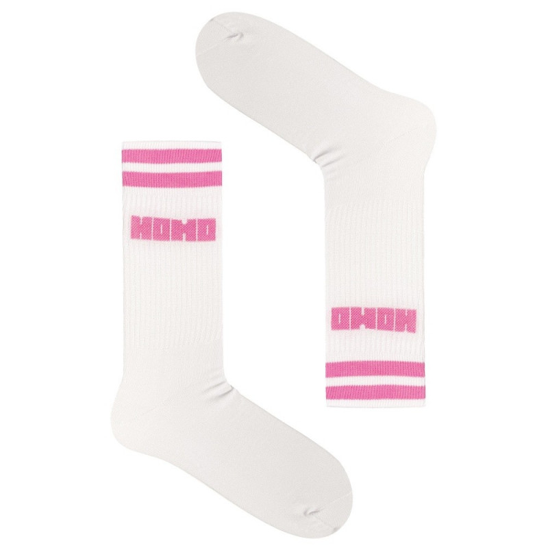 białe sportowe skarpetki z różowym napisem HOMO i dwoma paskami na cholewie