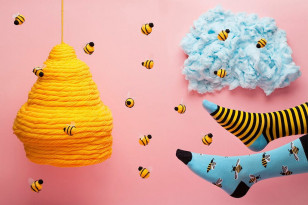 Skarpetki "Bee Bee" z wzorem pszczół i pasiastym odwłokiem od Many Mornings