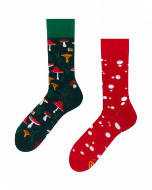 Kolorowe skarpetki nie do pary w muchomory