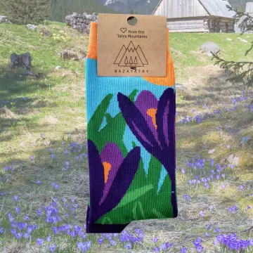 Kolorowe skarpetki z wzorem wiosennych krokusów z Zakopanego
