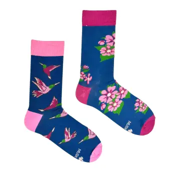 Granatowe skarpetki z różowymi kolibrami i kwiatami od marki Mush