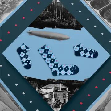 Długie, skarpetki w symetryczne wzory, w odcieniach niebieskiego.