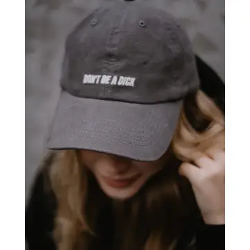 szara czapka z napisem "Don't Be a Dick"