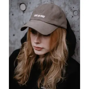 Beżowa czapka z daszkiem z napisem "Saint as Fuck"