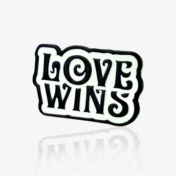 czarno-biała pzypinka z napisem "Love Wins"