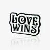 czarno-biała pzypinka z napisem "Love Wins"