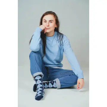 Długie, skarpetki w symetryczne wzory, w odcieniach niebieskiego.