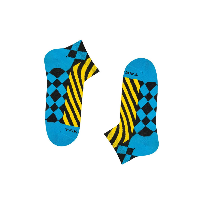 stopki w żółto-czarne paski oraz w niebiesko-czarną kratkę od dołu