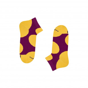 fioletowo-żółte stopki we wzór w grochy